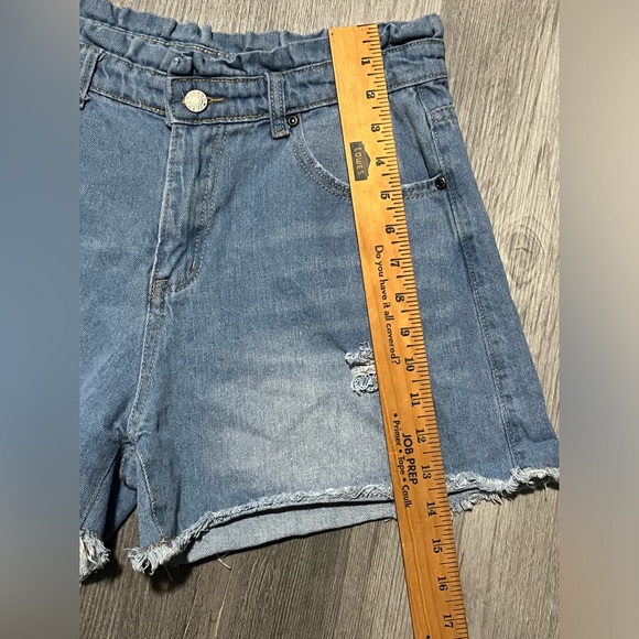 Lily Clothing Light Wash Distressed Denim Jean Shorts - Size Medium 31” Waist - Picture 3 of 7